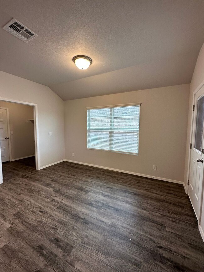 Building Photo - PRELEASING NOW | 3 Bed, 2 Bath Home with Open Layout in East Village