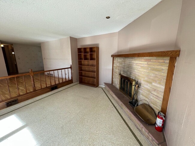 Building Photo - 3 Bed 2 Bath House with Attached 2 Car Garage & Trailer Parking