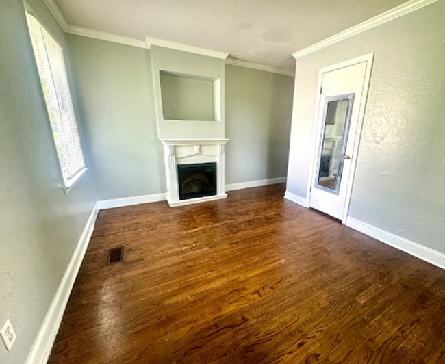 Building Photo - 3 BED 1.5 BATH IN JVILLE!