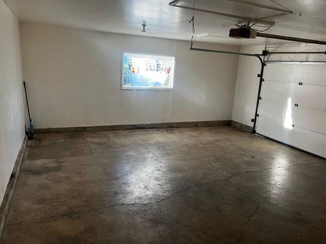 Building Photo - New carpet, kitchen, appliances, paint! Great neighborhood.