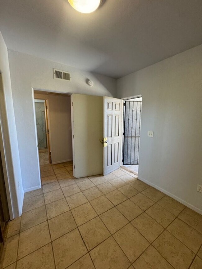 Building Photo - South- 3 bedroom/ 1 bathroom single family home