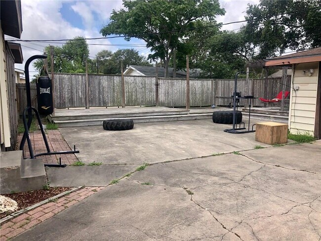 Building Photo - 4117 Cott St