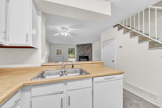 Building Photo - $1,465 - 2 Bed 1 Bath Townhome in Aurora w...