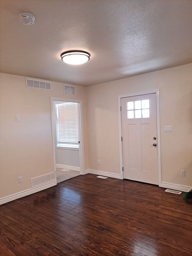 Building Photo - ALL PROSPECTIVE TENANTS MUST SUBMIT A $58 ...