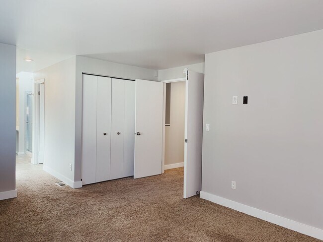Building Photo - 3Bd/2.5Ba Kirkland Townhome