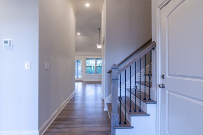 Building Photo - For Lease - 3 Beds, 2 Baths, 2300sqft home...