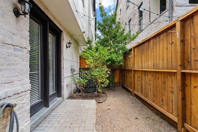 Building Photo - 4014 University Grove St