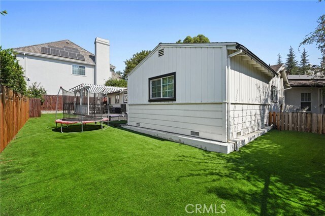 Building Photo - 18433 Tarzana Dr