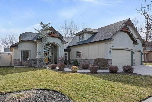 Building Photo - Beautiful 4 bedroom/3 full bath with Large...