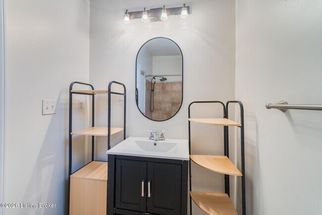 Building Photo - 1104 E St Catherine St