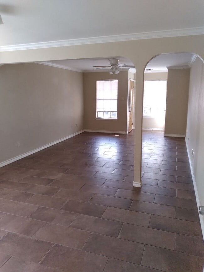 Building Photo - 4 bedroom 2.5 bathroom