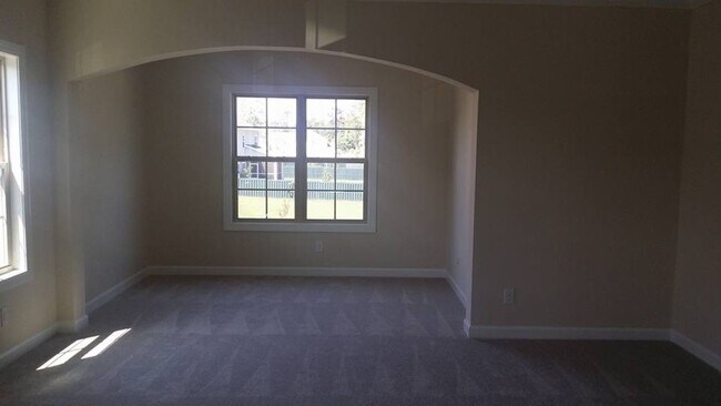 Building Photo - 5 bedroom 4 bath plus Bonus Room and Much More!!