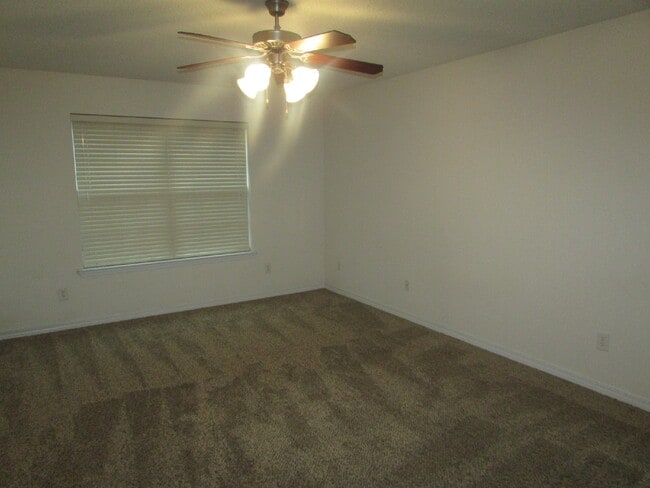 Building Photo - 3-Bed, 2-Bath Brick Home in Robin’s Ridge – Vaulted Ceilings, Fireplace, Eat-In Kitchen, Large Pr...