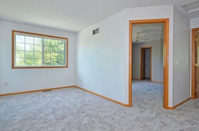 Building Photo - Beautiful 2-Bed 1.5-Bath Townhouse in Eagan - Available Now!