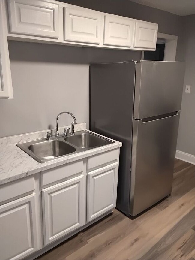 Building Photo - Updated 2 bedroom 1 bath duplex in Capitol...