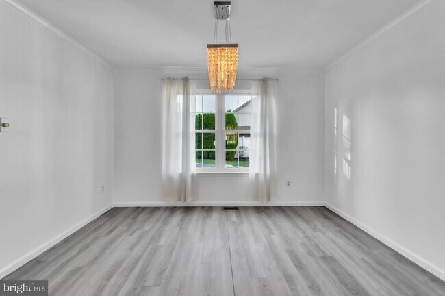 Building Photo - 5 Greenleigh Cir