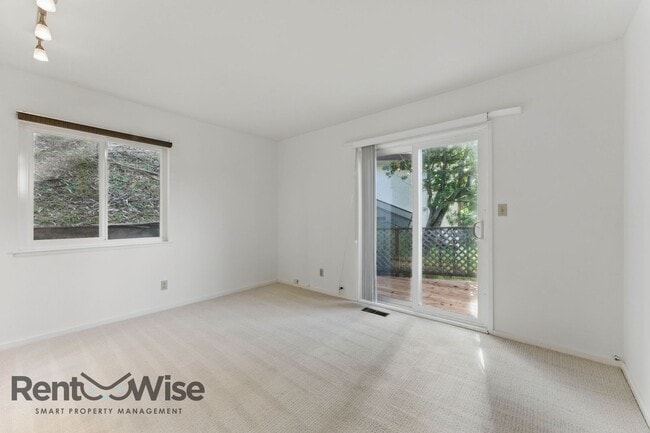 Building Photo - 6845 Thornhill Dr