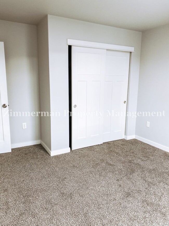 Building Photo - 3 Bedroom 2.5 Bathroom Townhome!