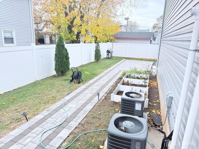 Building Photo - 42 Nelson Ave