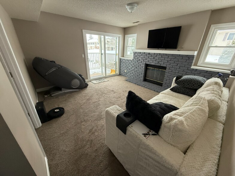 Building Photo - 4125 Goldenrod Ln N