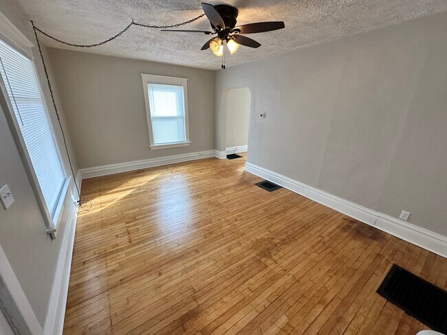 Building Photo - 832 Hackett St