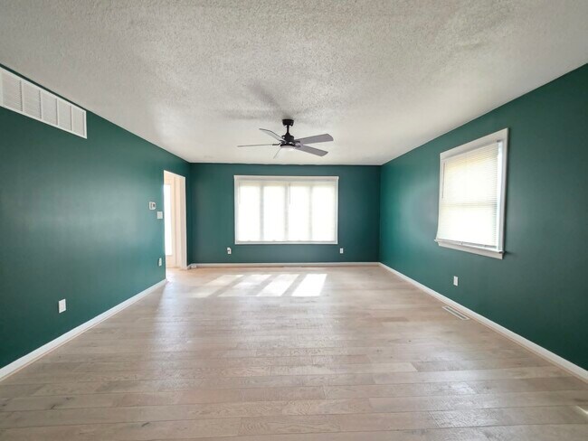 Building Photo - 8241 Robin Hood Dr