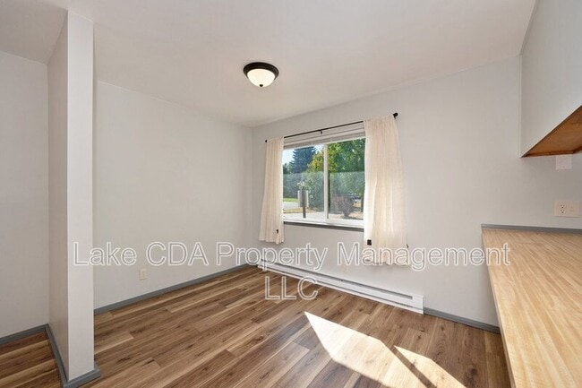 Building Photo - 1421 E Randle Ave