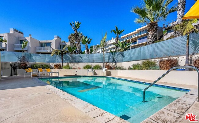 Building Photo - 7301 Vista Del Mar