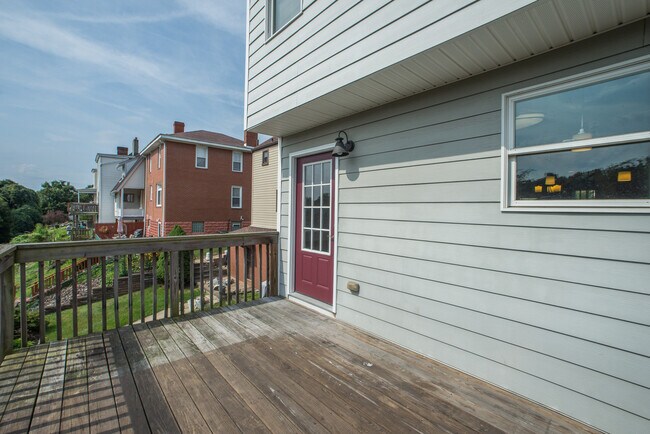 Building Photo - Modern 3-Bedroom 3-Bath  Home for Rent in Mt Washington, Pittsburgh, PA