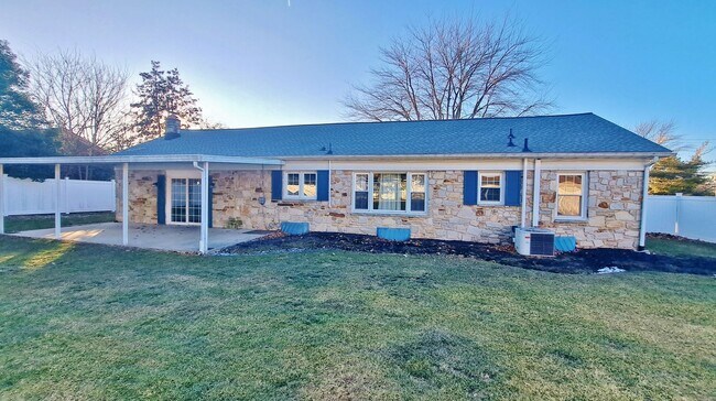 Building Photo - 3 Bed / 1-1/2 Bath Single Family Home w/2-car garage