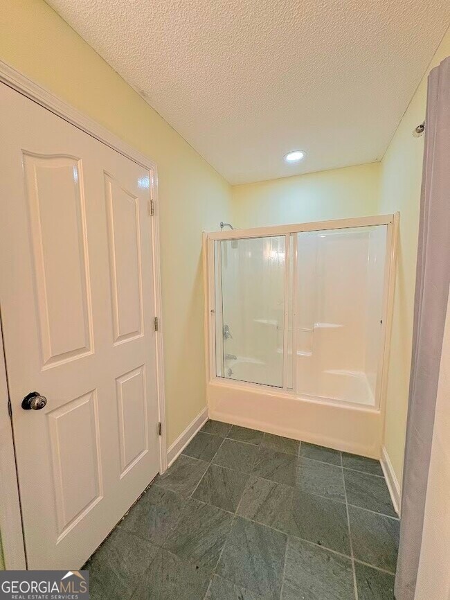 Building Photo - 2939 Rivercrest Dr