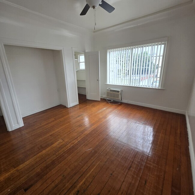 Building Photo - 833 N Formosa Ave