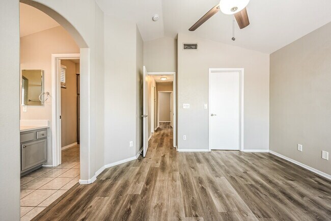 Building Photo - 1109 W Bluefield Ave