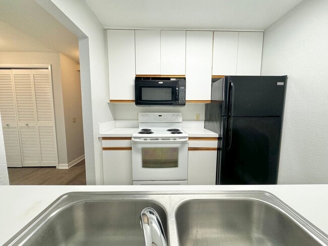 Building Photo - Ground Floor Condo - Park Lake