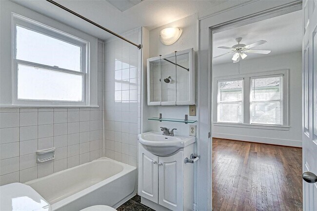 Building Photo - 1024 Heights Blvd