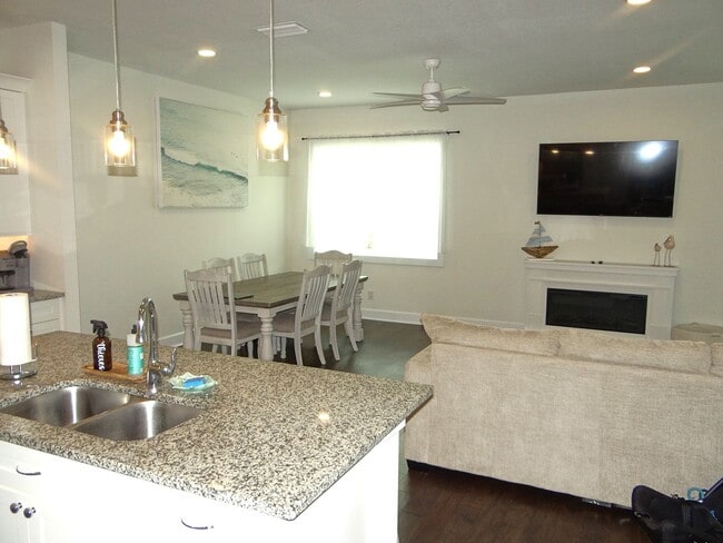 Building Photo - Furnished Townhome in Dunedin
