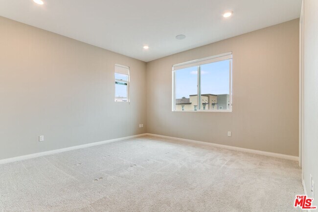 Building Photo - 713 Daniel Freeman Cir