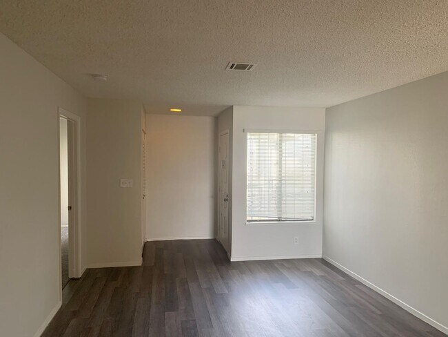 Building Photo - 2 Bed Condo