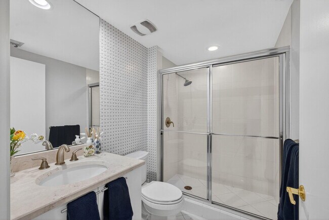 Building Photo - 2650 Lake Shore Dr