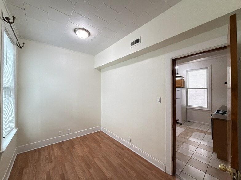 Building Photo - 1521 W Barry Ave