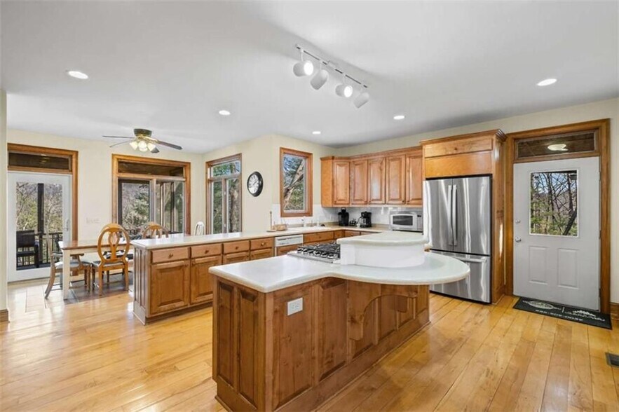 Building Photo - 339 Willow Dr