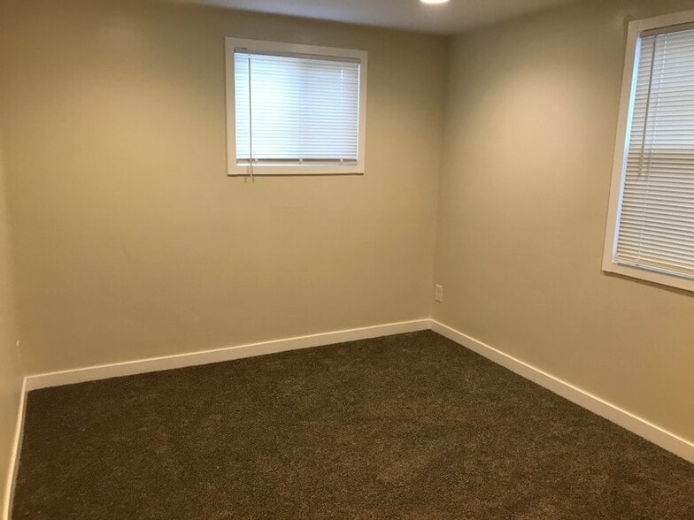 Building Photo - 647 E Quail Trl Ln