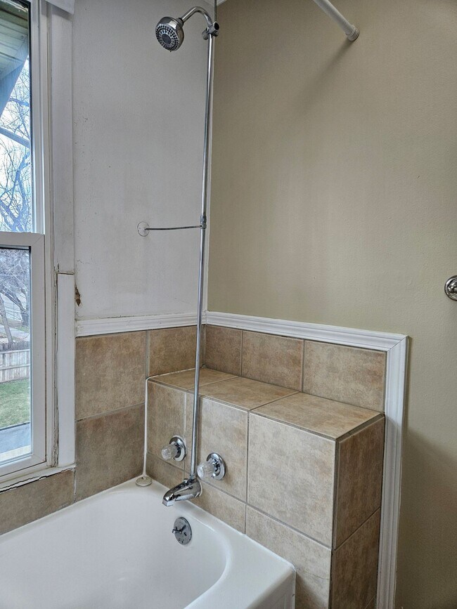 Building Photo - Highlands 1 Bedroom 1 Bath w/ Yard and Laundry!