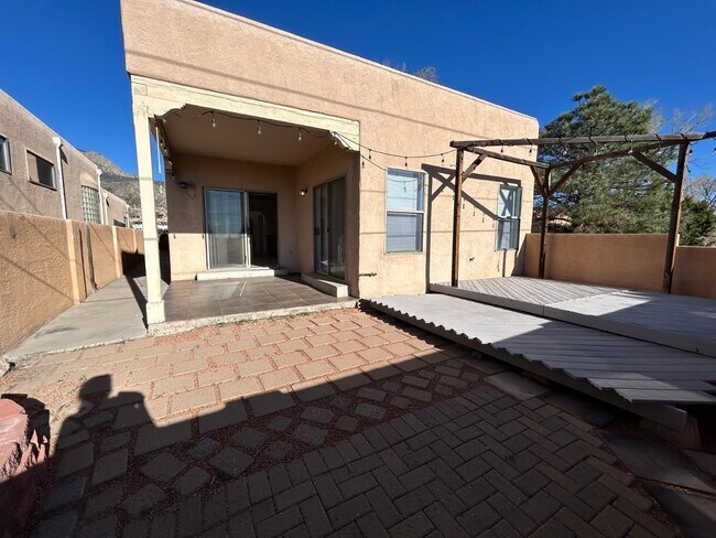 Building Photo - 711 Tramway Pl NE