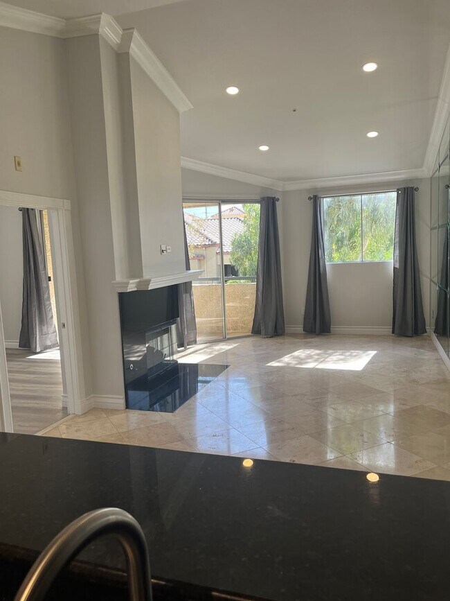 Building Photo - Amazing upgraded penthouse level unfurnish...