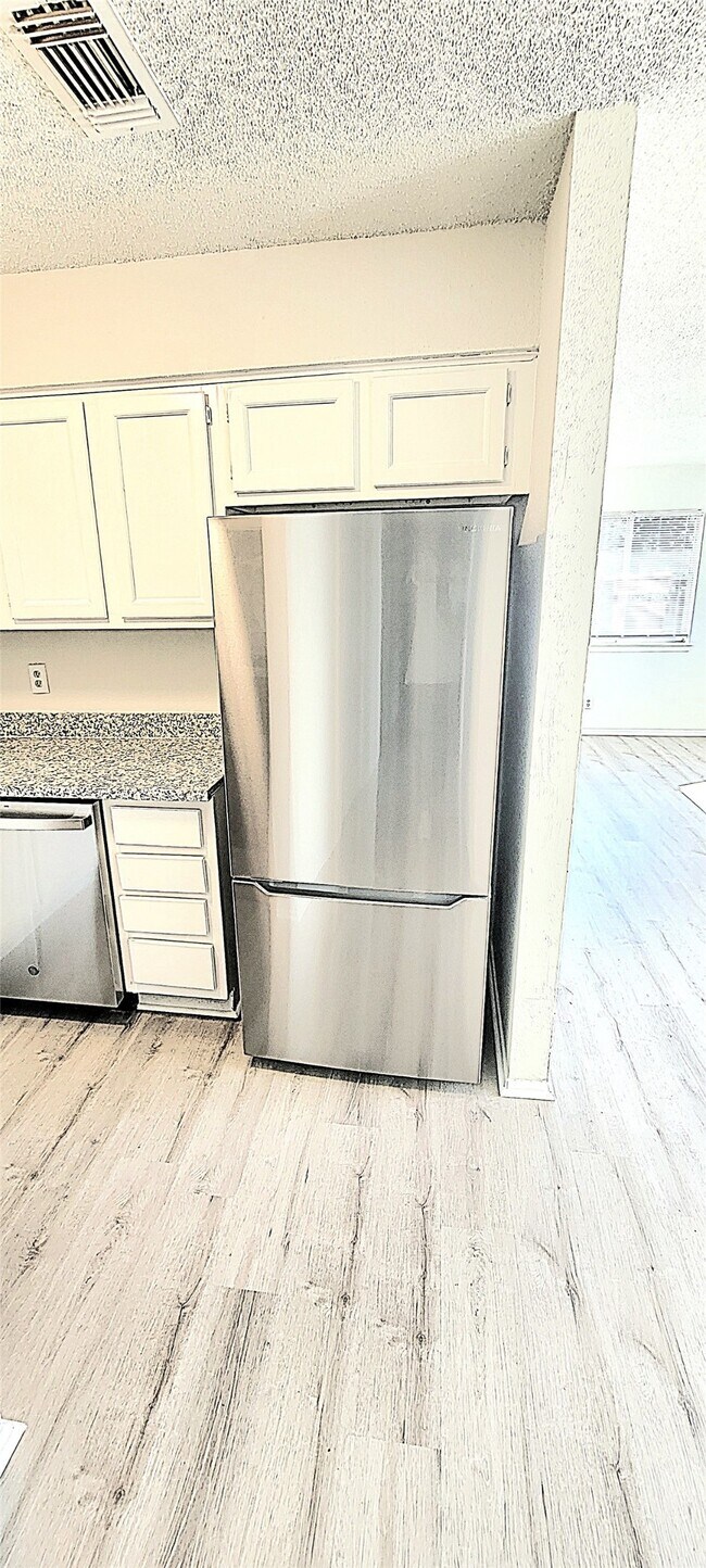 Building Photo - 702 Lyle W Ave