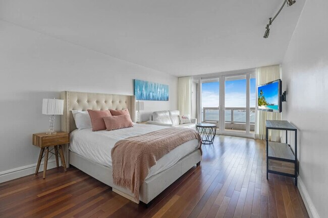 Building Photo - 1717 N Bayshore Dr