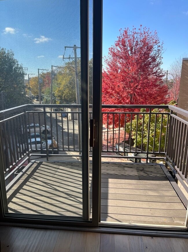 Building Photo - 1075 W Roosevelt Rd