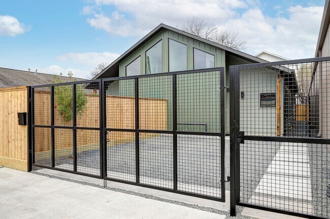 Building Photo - 1717 Airline Dr