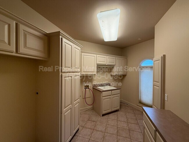 Building Photo - 2707 Regis St